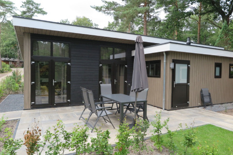 Lodge moderne au Holiday Park «De Rimboe & De Woeste Hoogte 25» avec terrasse aux Pays-Bas.