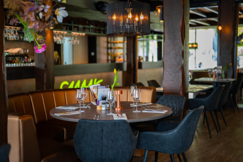 Modern eingerichtetes Restaurant im Holiday Park De Rimboe & De Woeste Hoogte 25, Niederlande, gedeckter Tisch.