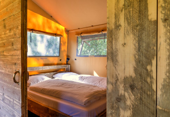 Camera da letto accogliente con letto matrimoniale in tenda safari a Country Estate «Gerner 8», Paesi Bassi.