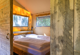 Camera da letto accogliente con letto matrimoniale in tenda safari a Country Estate «Gerner 8», Paesi Bassi.