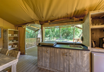 Interno cucina in tenda safari rustica presso Country Estate Gerner 8, Paesi Bassi, con arredi in legno.