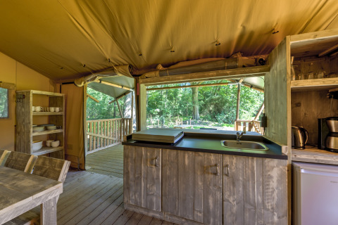 Intérieur d’une cuisine sous tente safari au Country Estate Gerner 8, Pays-Bas, avec mobilier en bois.