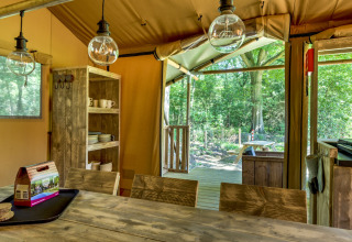 Innenansicht des Safari-Zeltes Country Estate Gerner 8 in den Niederlanden mit Holzinterieur und Waldblick.