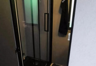 Indvendigt billede af brusebadet i mobilhjemmet Sunhouse Bodhi i Holland med glasdør.