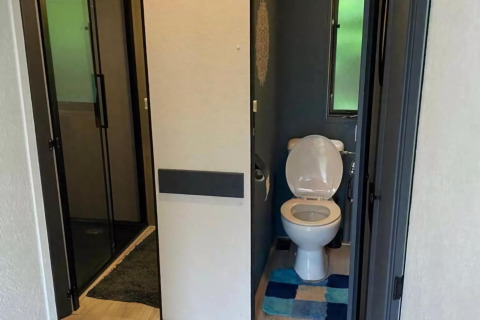 Et tæt på billede af et toilet og bruser i et mobilhome kaldet 'Sunhouse Bodhi' i Holland.