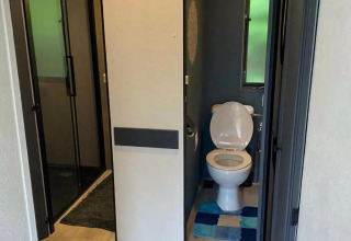 Et tæt på billede af et toilet og bruser i et mobilhome kaldet 'Sunhouse Bodhi' i Holland.