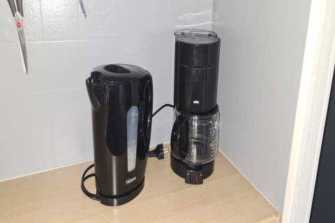Elkedel og kaffemaskine på en træbordplade i et mobilhome kaldet 'Sunhouse Bodhi' i Holland.