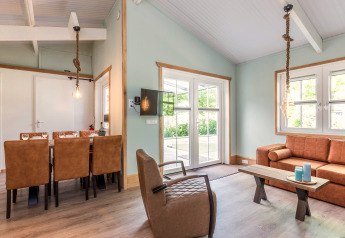 Helles, modernes Wohnzimmer in der Residence De Eese 3 Lodge in den Niederlanden mit Ledersofa.