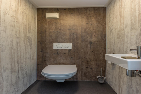 Modern, minimalistisch toilet met wandcloset en kleine wastafel in Residence De Eese 3 in Nederland.