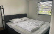 Dormitorio en Recreation Park Idskenhuizen 11, Países Bajos, con cama doble y persianas en la ventana.