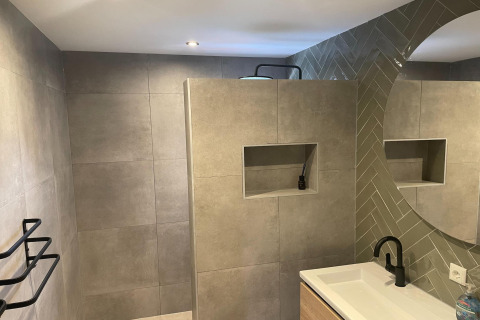 Modernes Badezimmer mit grauen Fliesen, rundem Spiegel und schwarzem Wasserhahn, Recreation Park Idskenhuizen 11.