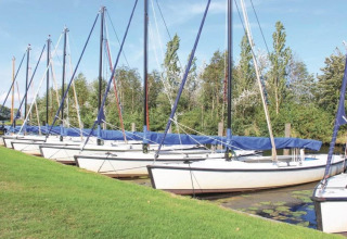 Reihe von Segelbooten vertäut am Ufer im Erholungspark Idskenhuizen 11, Niederlande.