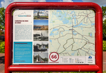 Informationskort over Friesland vandreruter ved Chalet Imke, Holland, med billeder og områdets kort.