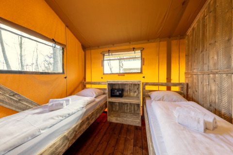 Interior view of the safari tent 'Hunzepark 15' in the Netherlands with two single beds.