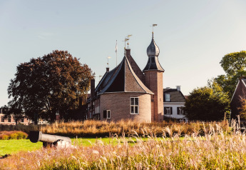 Sprookjesachtig huis met torens en een oud kanon op de voorgrond, Hunzepark 13, Nederland.