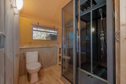 Modernes Badezimmer im Safarizelt im Holiday Park Hunzedal 17, Niederlande, mit Dusche und WC.
