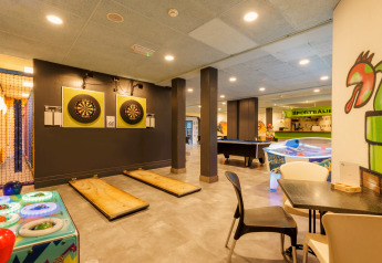 Indendørs legerum i safariteltet Holiday Park «Hunzedal 17» i Holland med dart, bordfodbold og spillemaskiner.
