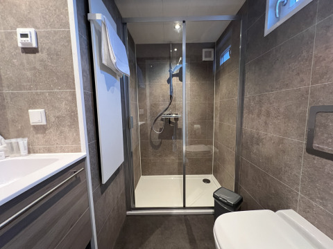 Bagno moderno di una houseboat con doccia, wc e lavandino a Marina Lemmer, Friesland, Paesi Bassi.