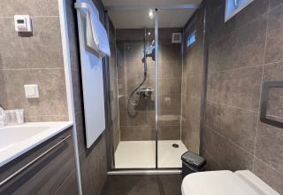 Moderne badkamer op een woonboot met douche, toilet en wastafel in Marina Lemmer, Friesland, Nederland.