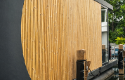 Gros plan sur le bardage en bois moderne d’une péniche de luxe à la marina de Lemmer, Pays-Bas.