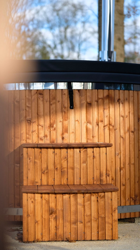 Bain à remous en bois avec marches au Wood Cottage + jacuzzi au camping de Witte Berg, Pays-Bas.