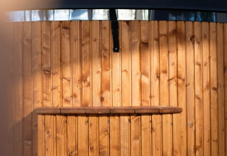 Bain à remous en bois avec marches au Wood Cottage + jacuzzi au camping de Witte Berg, Pays-Bas.