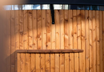 Vasca idromassaggio in legno con gradini al Wood Cottage + hot tub al Campeggio de Witte Berg, Paesi Bassi.