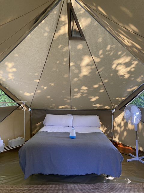 Binnenkant van de Bell Tent Plus safaritent bij Wecamp Cudillero in Spanje met een dubbel bed.