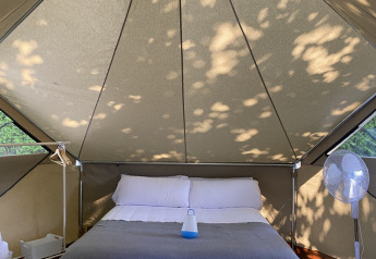 Innenaufnahme vom Bell Tent Plus Safarizelt bei Wecamp Cudillero in Spanien mit Doppelbett.