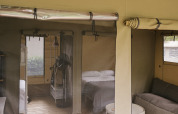 Safari-Zelt Cottage Family Tent bei Wecamp Cudillero in Spanien mit komfortabler Einrichtung und Betten.