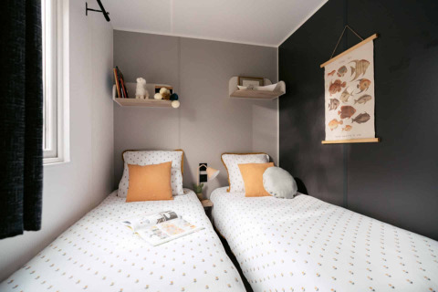 Gezellige tweepersoonskamer in Next L Titania bij Trasimeno Glamping Resort, Italië, modern ingericht.