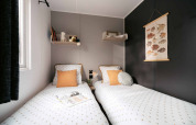 Camera doppia accogliente al Next L Titania, Trasimeno Glamping Resort, Italia, con arredamento moderno.