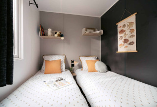 Gezellige tweepersoonskamer in Next L Titania bij Trasimeno Glamping Resort, Italië, modern ingericht.