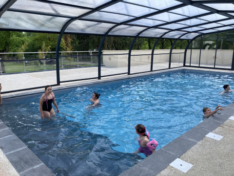Piscine couverte avec des enfants qui jouent, au Flower Camping de la Trye, Hauts-de-France, France.