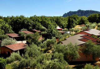 Zicht op vakantiepark Centro Vacanze San Marino, met houten chalets tussen groen en heuvelachtig landschap.