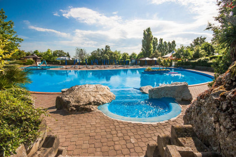 Buitenzwembad met stenen en groen bij Centro Vacanze San Marino, een vakantiepark in San Marino.