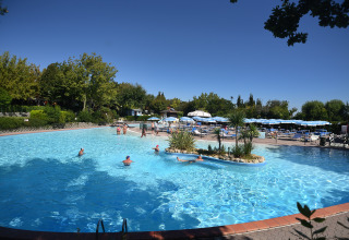 Piscina esterna con persone che nuotano, lettini e ombrelloni al Centro Vacanze San Marino, San Marino.