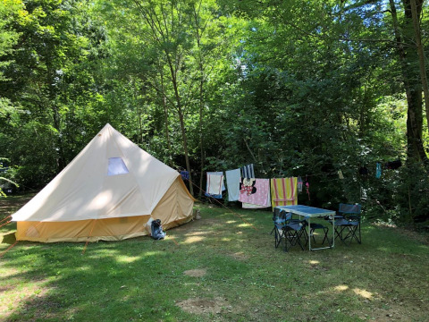 Tenda accogliente, stendibiancheria e area picnic al campeggio Moulin de Chaules in Auvergne, Francia.