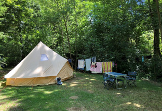 Tenda accogliente, stendibiancheria e area picnic al campeggio Moulin de Chaules in Auvergne, Francia.