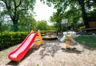 Parco giochi con scivolo, dondolo e giostra presso Centro Vacanze San Marino, San Marino.