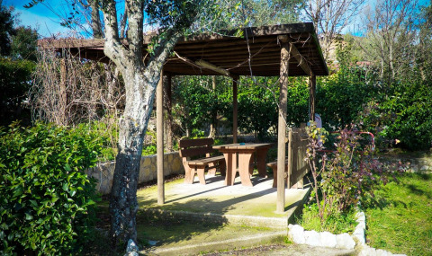 Gazebo all'aperto con panche e tavolo al Centro Vacanze San Marino, villaggio turistico a San Marino.