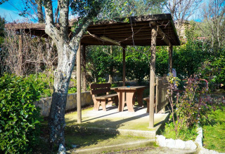 Udendørs lysthus og siddeområde i grønne omgivelser på Centro Vacanze San Marino feriepark, San Marino.