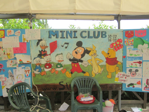 Cartello colorato del Mini Club con personaggi Disney e disegni di bambini al Centro Vacanze San Marino.