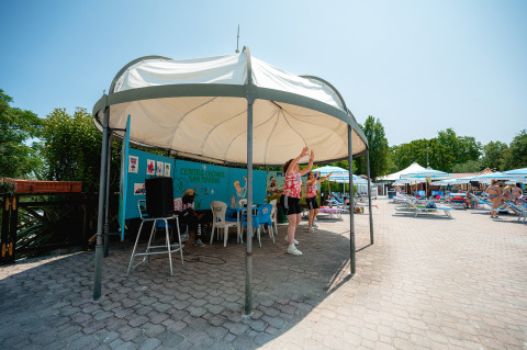 Folk nyder aktiviteter under en pavillon ved Centro Vacanze San Marino ferieparken i San Marino.