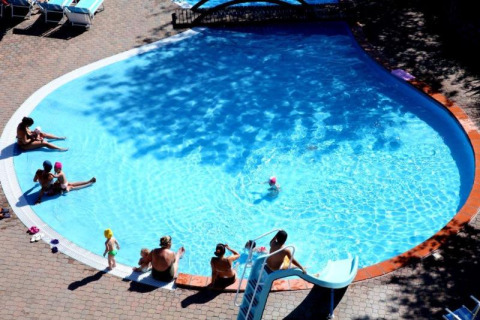 Gezinnen genieten aan het zwembad van het vakantiepark Centro Vacanze San Marino in San Marino.