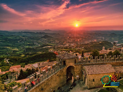 Tramonto sul paesaggio montuoso e le mura storiche vicino a Repubblica di San Marino, San Marino.