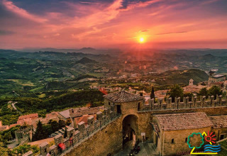 Tramonto sul paesaggio montuoso e le mura storiche vicino a Repubblica di San Marino, San Marino.