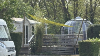 Afbeelding van Bungalow du Gorguet met jacuzzi, terras, glazen koepel en bomen op de achtergrond.
