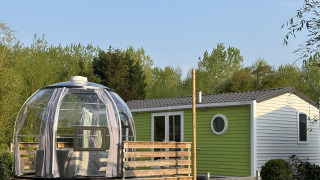 Bungalow Le Grand Marais met jacuzzi, moderne koepel en groene chalet te midden van weelderige natuur.