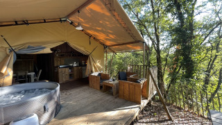 Safari Lodge Spa: Terrazza di tenda safari con vasca idromassaggio, salotto e splendida vista sul bosco.